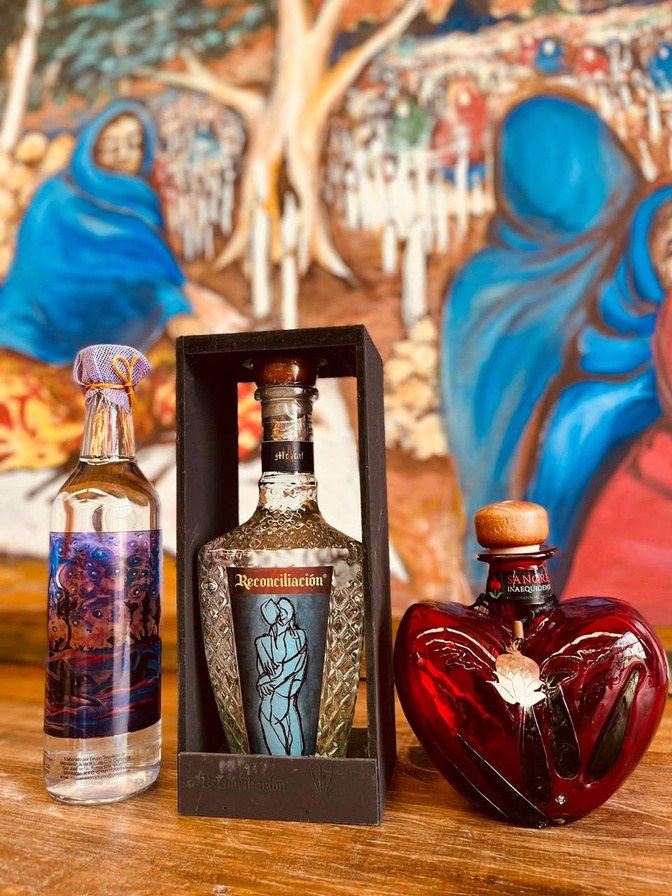 Mezcales de Cava Cielo Nocturno, con botella de corazón y estuche